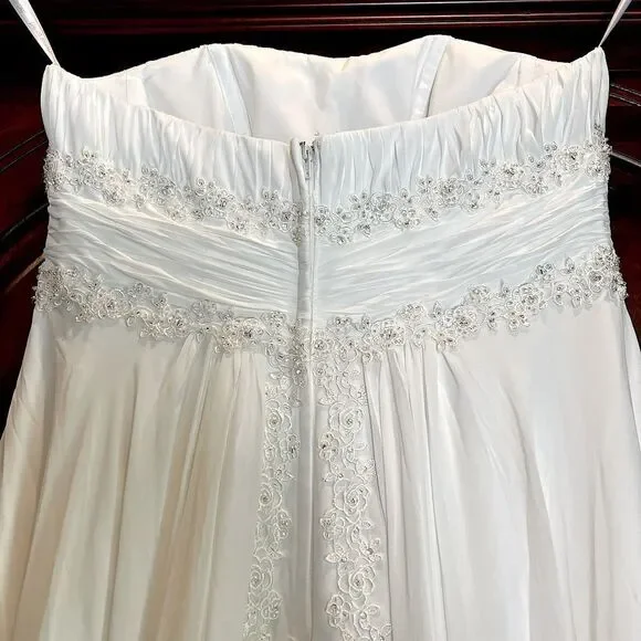 David’s Bridal Chiffon Beaded Empire Plus Size
Wedding Dress White size: 16W - Picture 11 of 14